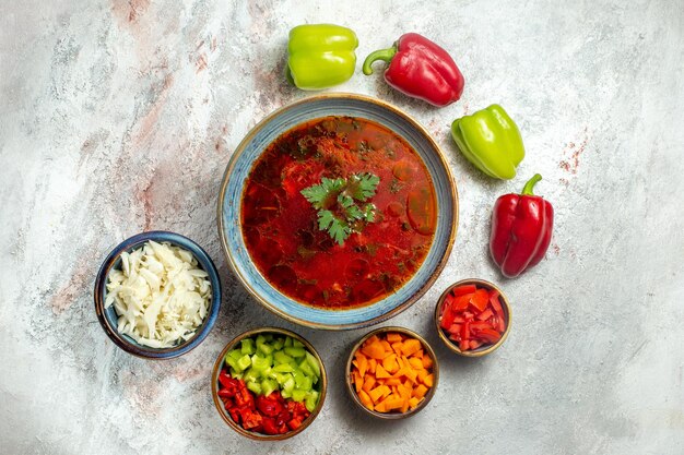 Vista superior deliciosa sopa de remolacha ucraniana borsch famosa con carne y pimienta en el espacio en blanco