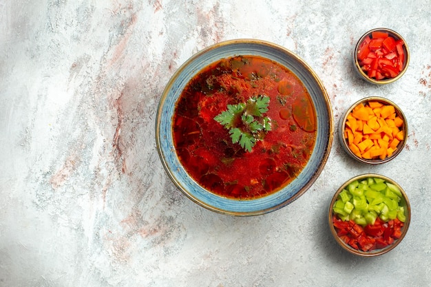 Vista superior deliciosa sopa de remolacha ucraniana borsch famosa con carne y pimienta en el espacio en blanco