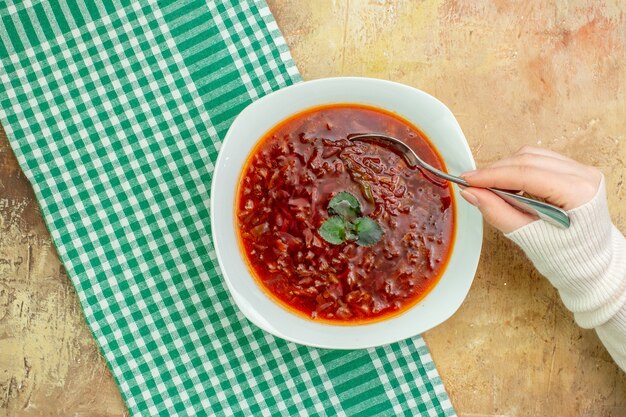 Vista superior deliciosa sopa de remolacha ucraniana borsch rojo