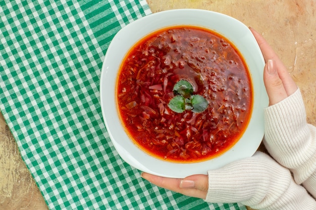 Vista superior deliciosa sopa de remolacha ucraniana borsch rojo