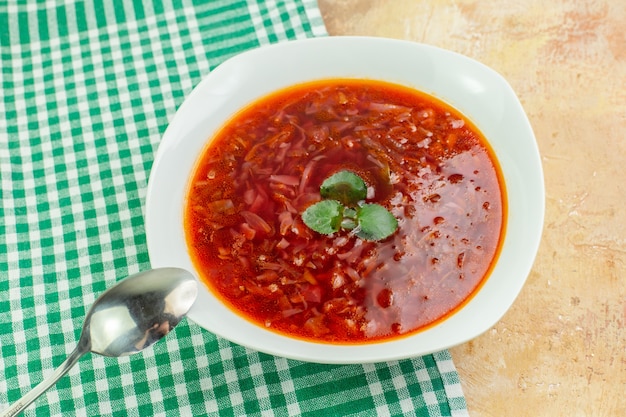 Vista superior deliciosa sopa de remolacha ucraniana borsch rojo