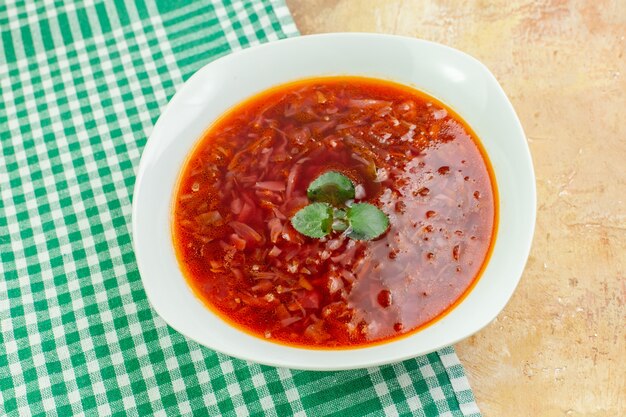 Vista superior deliciosa sopa de remolacha ucraniana borsch rojo