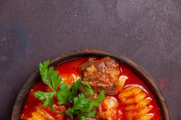 Foto gratuita vista superior deliciosa sopa de salsa de carne con verduras y papas en rodajas en el plato oscuro de la cena de comida de sopa de salsa de escritorio