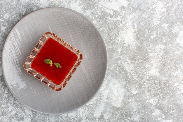 Vista superior deliciosa sopa de tomate dentro de la placa gris en la mesa blanco-gris, comida de sopa cena comida vegetal