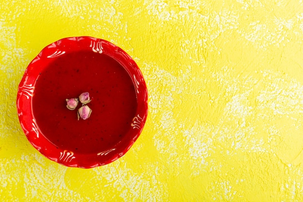 Foto gratuita vista superior deliciosa sopa de tomate dentro de la placa roja en la mesa amarilla, comida vegetal sopa
