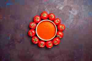 Foto gratuita vista superior deliciosa sopa de tomate con tomates frescos sobre fondo oscuro plato de tomates cena sopa salsa comida