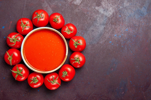 Vista superior deliciosa sopa de tomate con tomates rojos frescos sobre fondo oscuro plato de tomate sopa cena cena