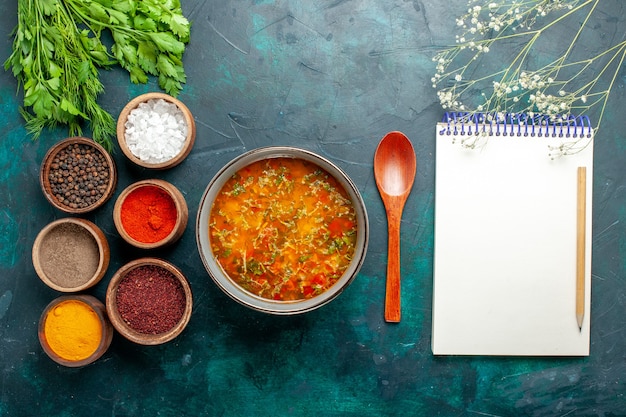 Foto gratuita vista superior deliciosa sopa de verduras con condimentos en el escritorio verde alimentos vegetales ingredientes sopa producto comida