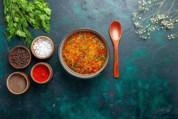 Vista superior deliciosa sopa de verduras con condimentos sobre fondo verde alimentos vegetales ingredientes sopa producto comida