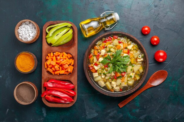Vista superior deliciosa sopa de verduras con diferentes ingredientes y condimentos en el escritorio oscuro sopa de verduras salsa comida comida caliente