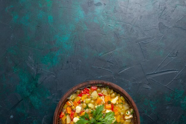 Vista superior deliciosa sopa de verduras con diferentes ingredientes dentro de una olla marrón en el escritorio oscuro sopa de verduras salsa comida comida comida caliente