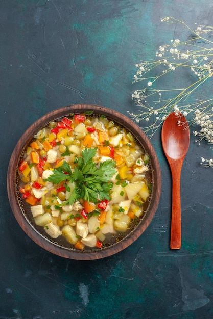 Foto gratuita vista superior deliciosa sopa de verduras con diferentes ingredientes dentro de la placa marrón en el escritorio oscuro sopa salsa de verduras comida comida plato caliente