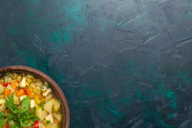 Vista superior deliciosa sopa de verduras con verduras en rodajas y verduras en el fondo azul oscuro sopa comida vegetal comida comida caliente cena salsa