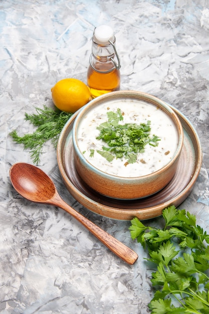 Vista superior deliciosa sopa de yogur dovga con verduras en el plato de sopa blanca lácteos de leche