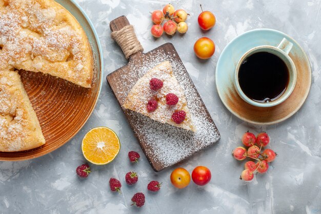 Vista superior deliciosa tarta deliciosa con frutas frescas en la mesa de luz pastel de pastel de azúcar dulce galleta