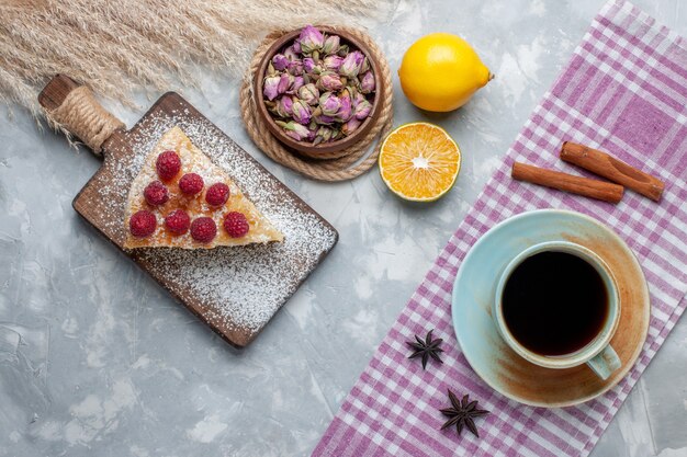 Vista superior de la deliciosa tarta con una taza de té y una rodaja de limón en la mesa de luz, pastel, galleta, azúcar dulce, hornear
