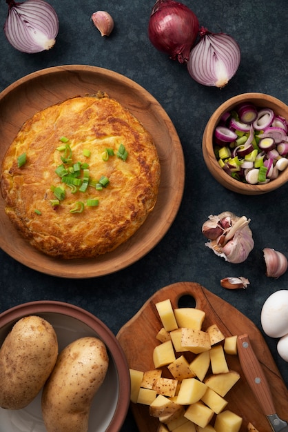 Foto gratuita vista superior deliciosa tortilla española bodegón