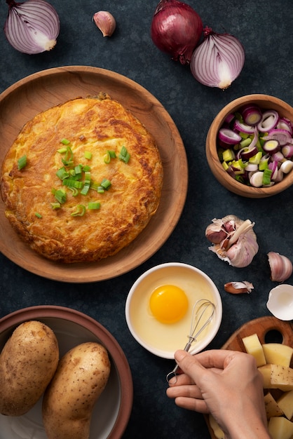 Foto gratuita vista superior deliciosa tortilla española bodegón