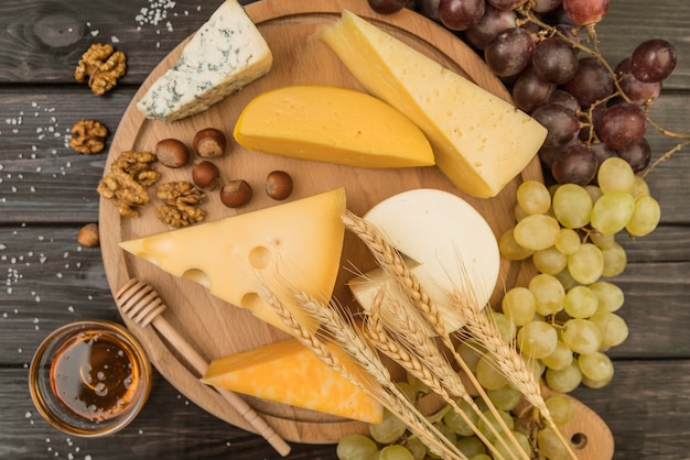 Vista superior deliciosa variedad de queso con uvas