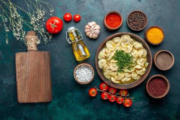 Vista superior deliciosas albóndigas con diferentes condimentos en la superficie verde oscuro harina de masa de carne verduras cena pastelería