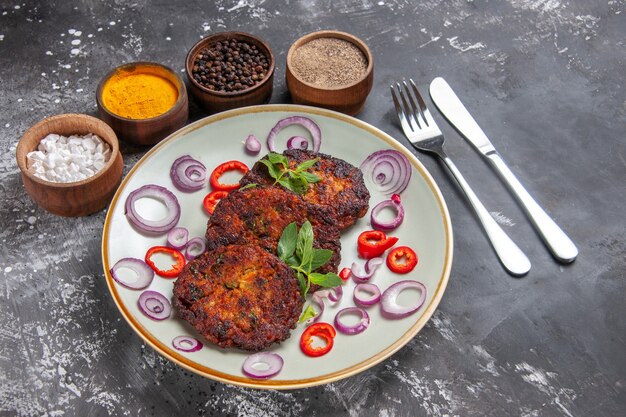 Vista superior deliciosas chuletas con aros de cebolla