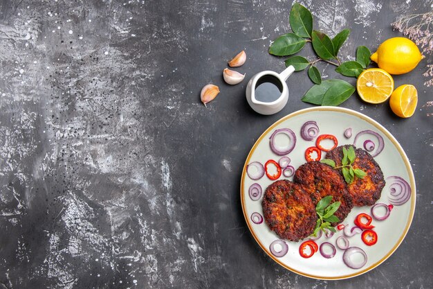 Vista superior deliciosas chuletas con aros de cebolla