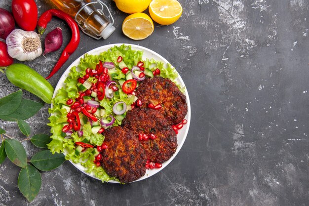 Vista superior deliciosas chuletas de carne con ensalada fresca