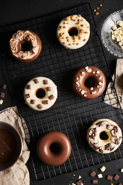 Vista superior de deliciosas donas glaseadas con chocolate en una bandeja