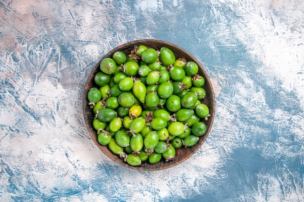 Vista superior de deliciosas feijoas frescas en una olla marrón