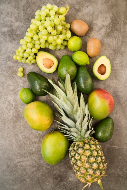 Vista superior deliciosas frutas exóticas sobre la mesa