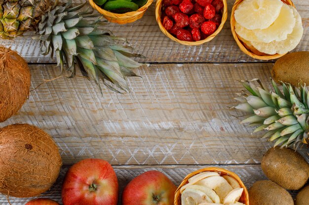 Vista superior de deliciosas frutas sobre una superficie de madera