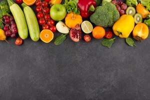 Foto gratuita vista superior de deliciosas frutas y verduras.