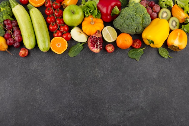 Vista superior de deliciosas frutas y verduras.