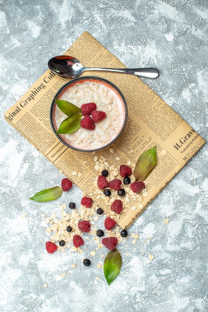 Foto gratuita vista superior deliciosas gachas de avena con frambuesas en el fondo claro