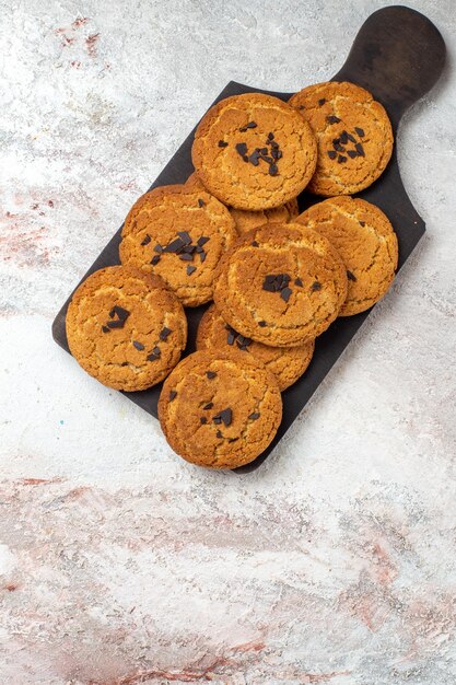 Vista superior de deliciosas galletas de arena, dulces perfectos para el té en la superficie blanca clara