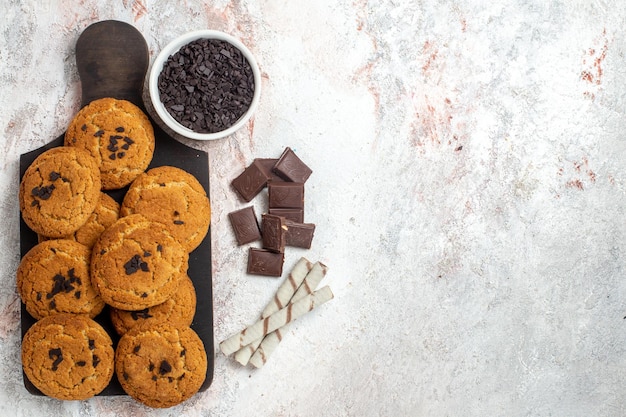 Vista superior de deliciosas galletas de arena, dulces perfectos para el té en la superficie blanca clara