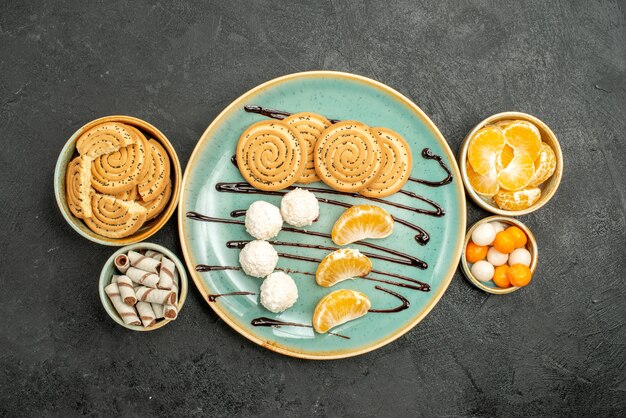 Vista superior deliciosas galletas de azúcar con caramelos sobre fondo gris