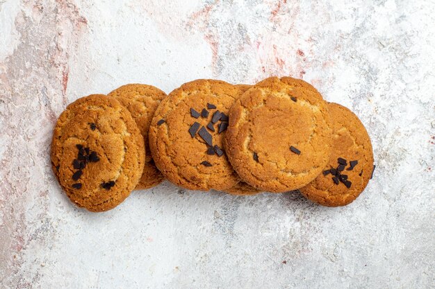 Vista superior de deliciosas galletas de azúcar sobre superficie blanca