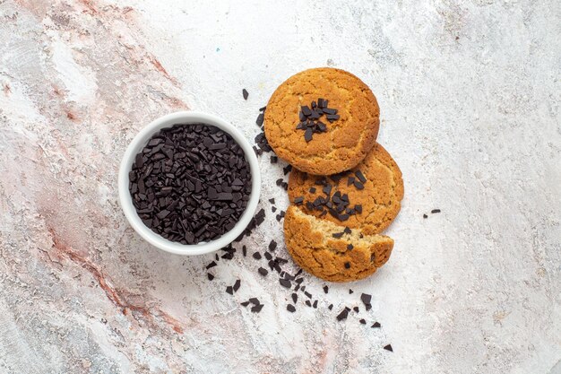 Vista superior de deliciosas galletas de azúcar en superficie blanca