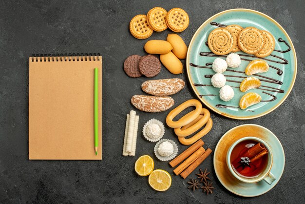 Vista superior deliciosas galletas con caramelos y galletas sobre fondo gris