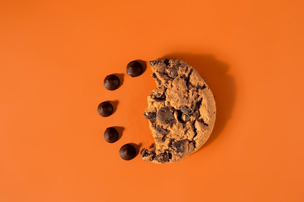 Vista superior de deliciosas galletas con chispas de chocolate