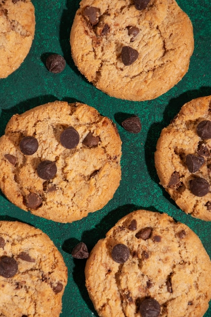 Foto gratuita vista superior deliciosas galletas con chispas de chocolate