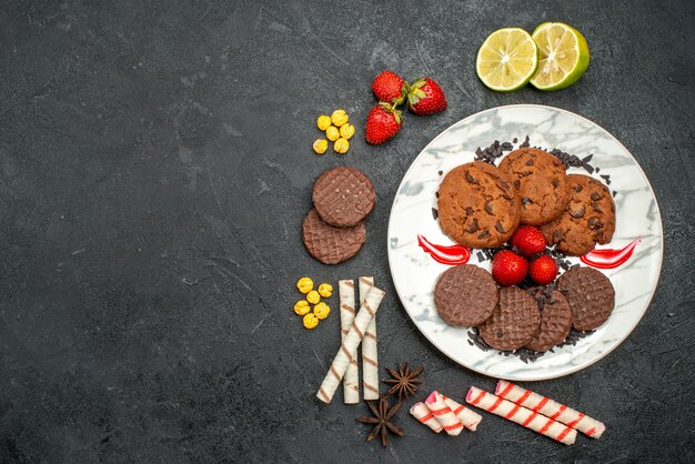 Vista superior deliciosas galletas choco con caramelos sobre fondo oscuro galletas dulces té de azúcar