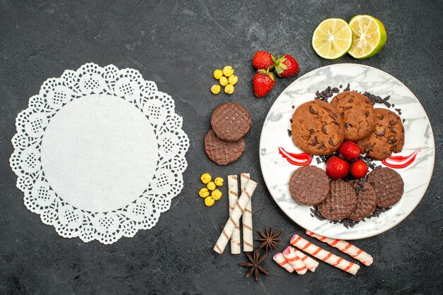 Vista superior deliciosas galletas choco para té en el fondo oscuro dulce galleta azúcar té