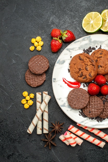 Vista superior deliciosas galletas choco para té en el fondo oscuro té dulce galleta azúcar