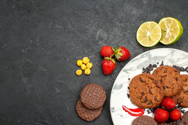 Vista superior deliciosas galletas choco para té en el fondo oscuro té dulce galleta azúcar