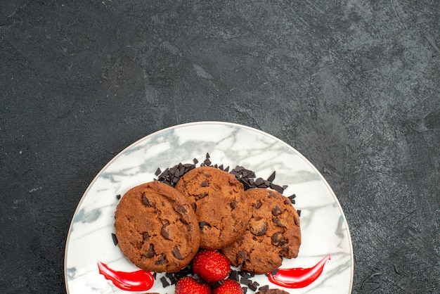 Vista superior deliciosas galletas de chocolate para té dentro de la placa