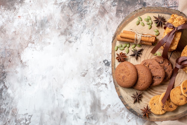 Vista superior deliciosas galletas dulces en mesa de luz color cacao azúcar té galleta dulce pastel pastel espacio libre