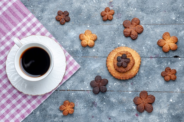 Vista superior de deliciosas galletas dulces con taza de café el gris madera, galleta azúcar galleta dulce