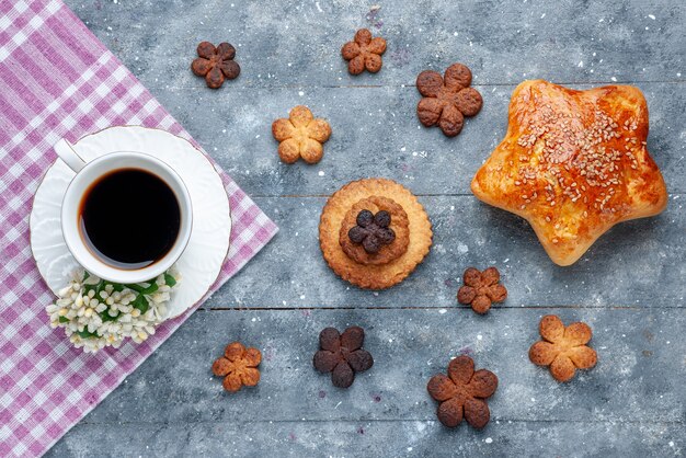 Vista superior de deliciosas galletas dulces con taza de café y pastelería el gris, galleta dulce de galleta de azúcar